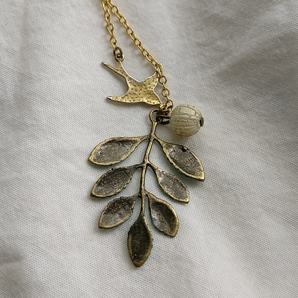 Gold chain long necklace with teal leaf & bird pendant 🌿🐦 - Picture 5 of 6